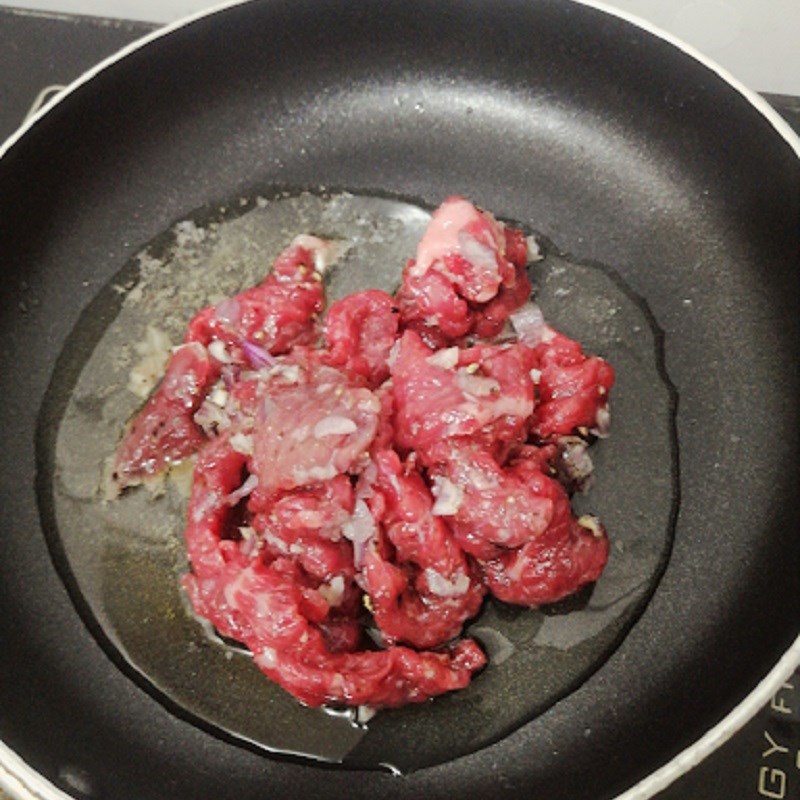 Bước 3 Xào thịt bò Salad rong nho thịt bò