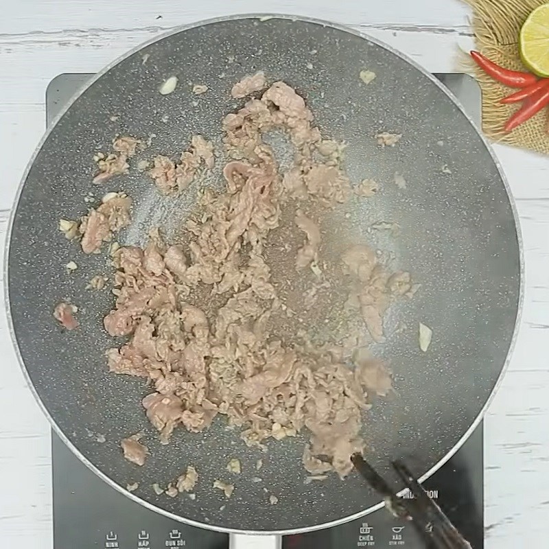 Bước 3 Xào thịt bò Mì trộn chua cay thịt bò