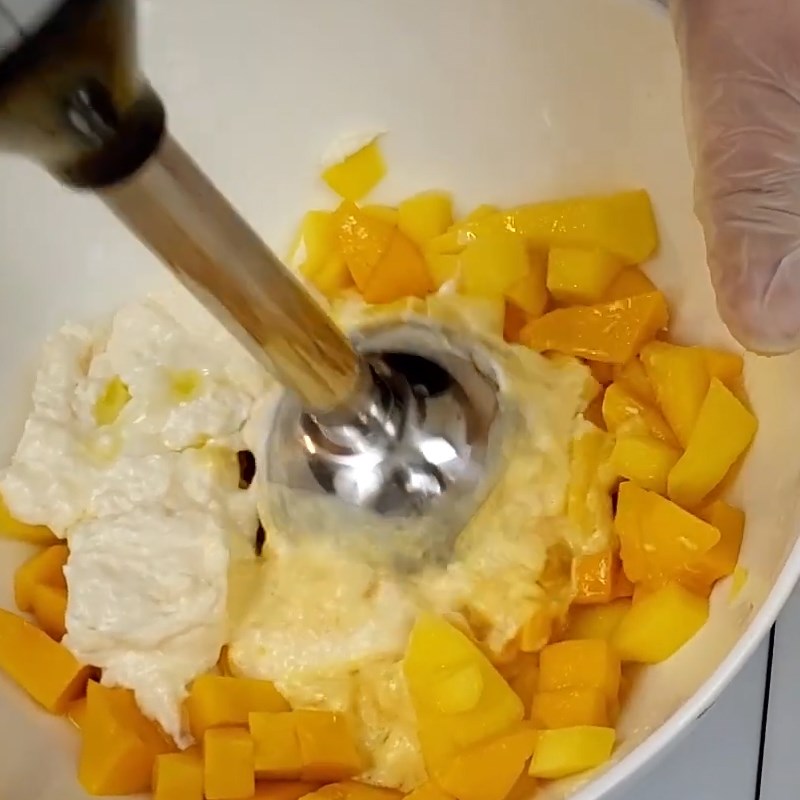 Bước 2 Xay nhuyễn xoài với mayonnaise Sốt xoài mayonnaise