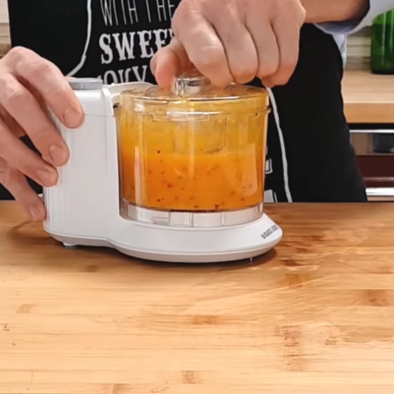 Bước 2 Xay xoài với hành, tỏi, ớt Sốt xoài BBQ