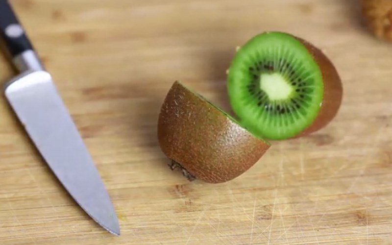 Dùng dao cắt quả kiwi làm đôi là được