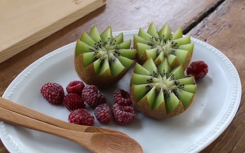 Tỉa hoa sen từ kiwi 