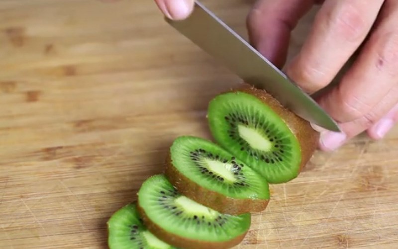 Cắt kiwi thành lát 