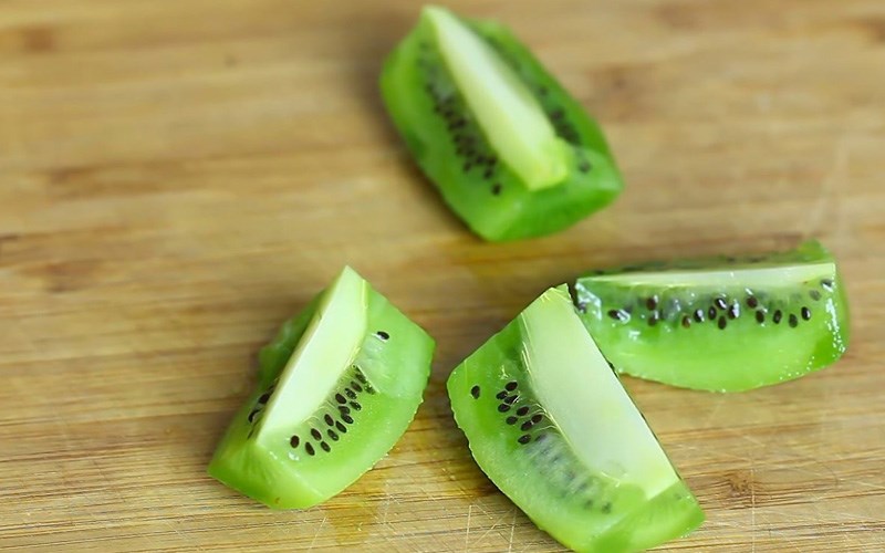 Dùng gậy đánh trứng lấy thịt kiwi khỏi vỏ