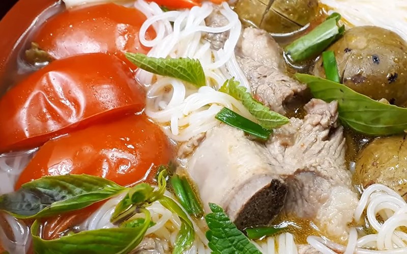 Bún sườn nấu sấu