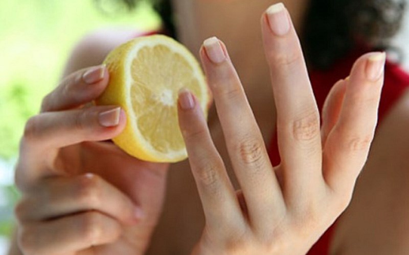 D&ugrave;ng chanh để l&agrave;m sạch nhựa chuối 