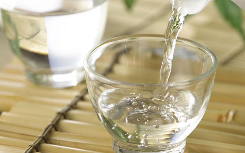 D&ugrave;ng giấm ăn để l&agrave;m sạch nhựa chuối 