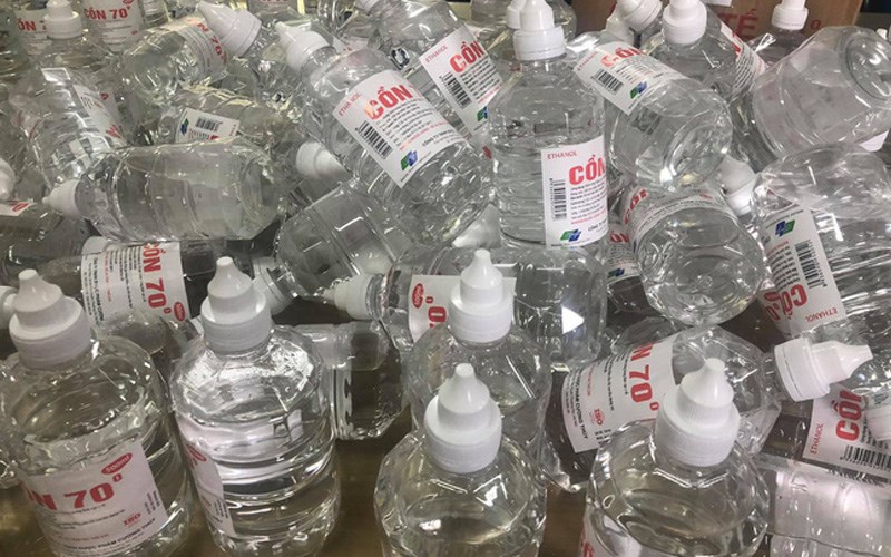 D&ugrave;ng cồn l&agrave;m sạch nhựa chuối 