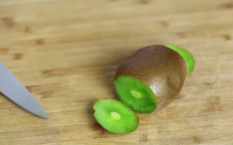 Cắt 2 đầu quả kiwi 