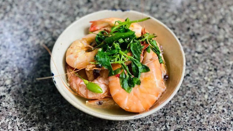 T&ocirc;m biển hấp l&aacute; &eacute; trắng