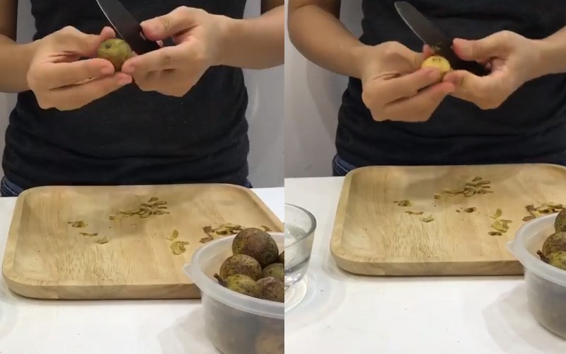 Gọt vỏ sấu bởi dao