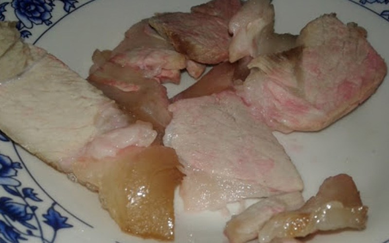 Thịt khi luộc chín có màu sắc lạ do nhiễm hàn the, tàn dư thuốc trong cơ thể 