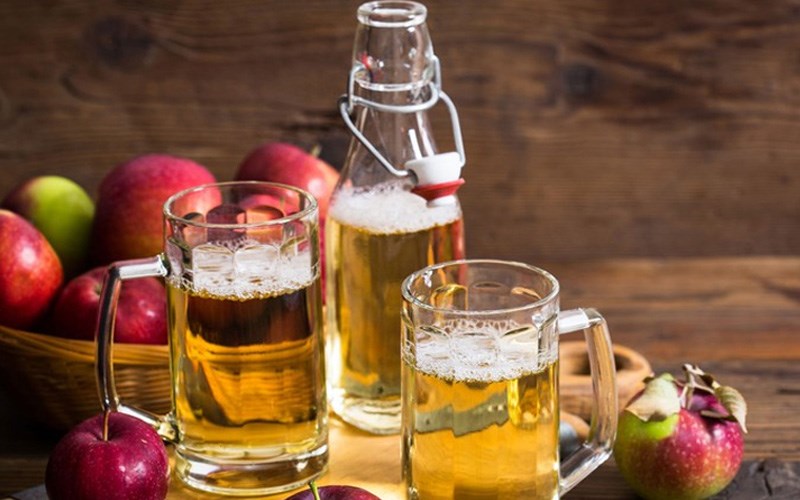 Bia có tác dụng giảm thâm đen trên thân táo sau khi gọt vỏ