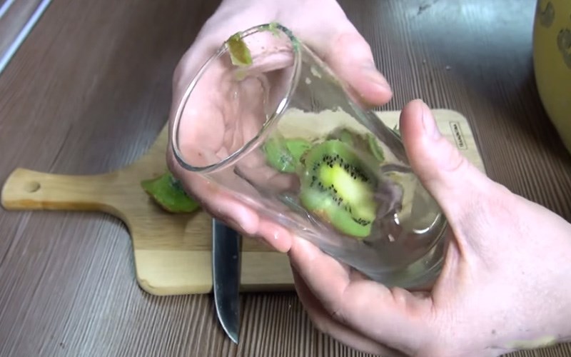 Thu được ruột quả kiwi bên trong ly 