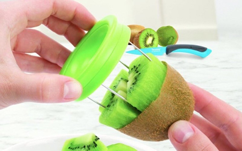 Gọt kiwi bằng dụng cụ cắt kiwi chuyên dụng