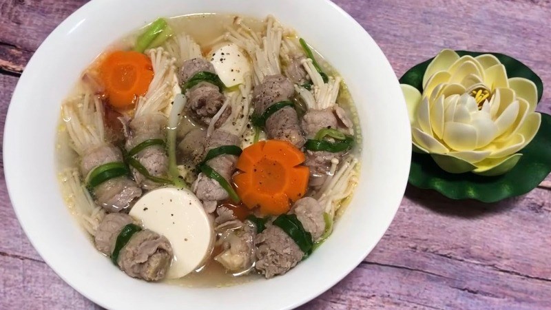 Canh thịt bò nấu nấm kim châm