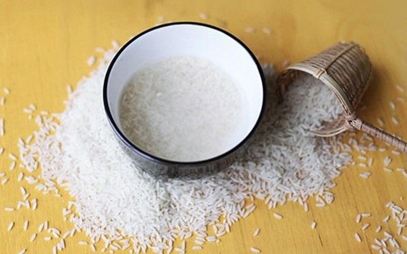 Dùng nước vo gạo và muối hạt