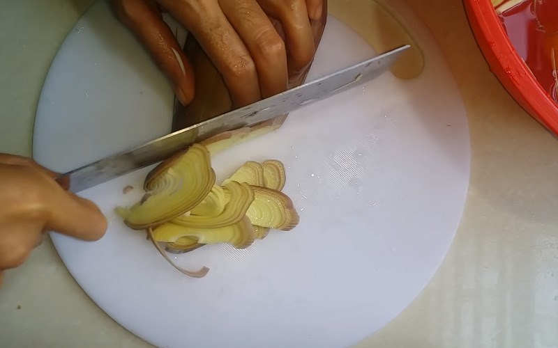 Cắt th&agrave;nh dạng l&aacute;t mỏng d&agrave;i to&agrave;n bộ bắp chuối 