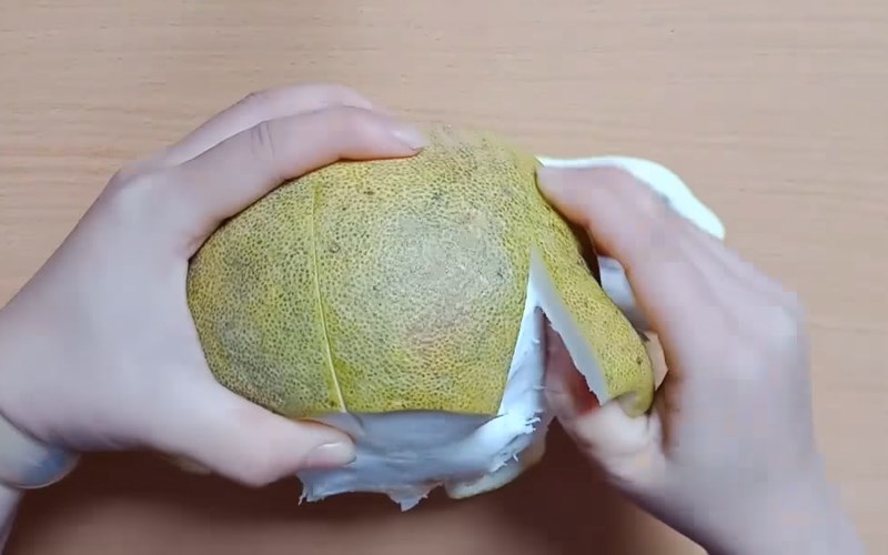 Cắt nhỏ trái bưởi
