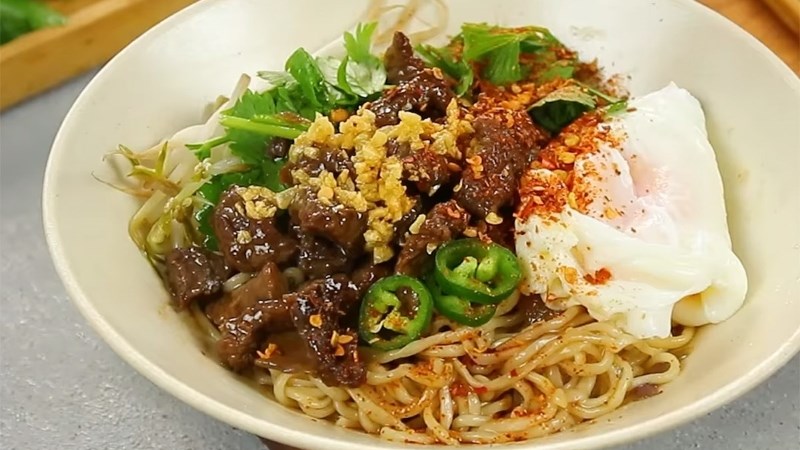 Mì trộn bắp bò