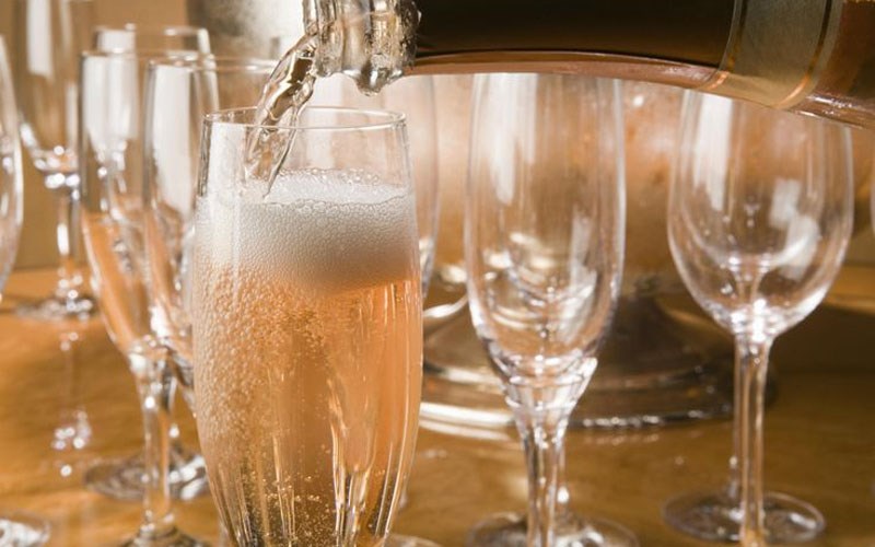 Phân biệt champagne và sparkling wine