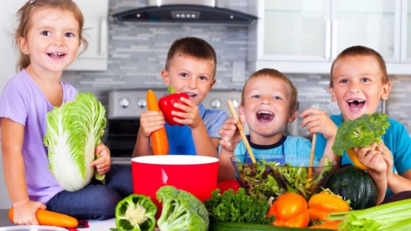 Nấu ăn cùng với con trẻ