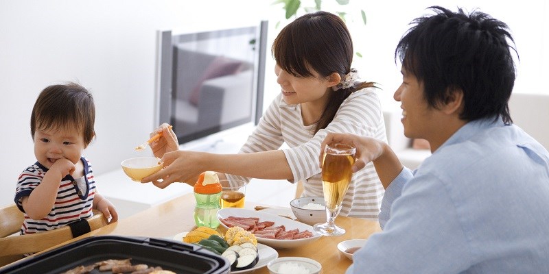 Cho trẻ ăn đúng giờ và dùng bữa chung với gia đình