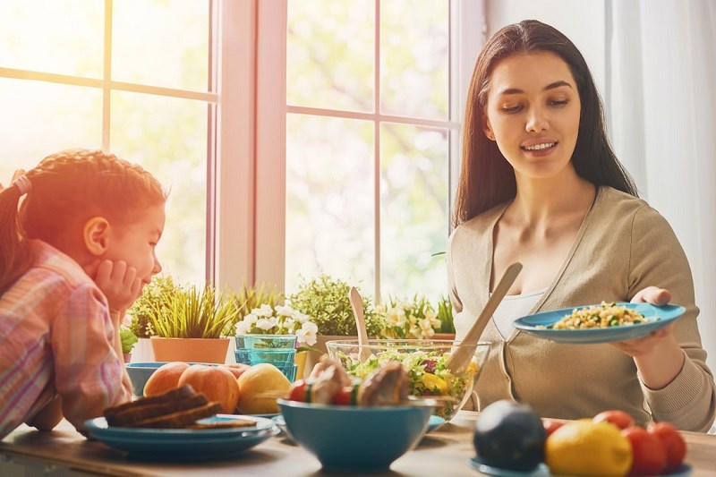 Cho trẻ xuống bếp và tiếp xúc với thực phẩm