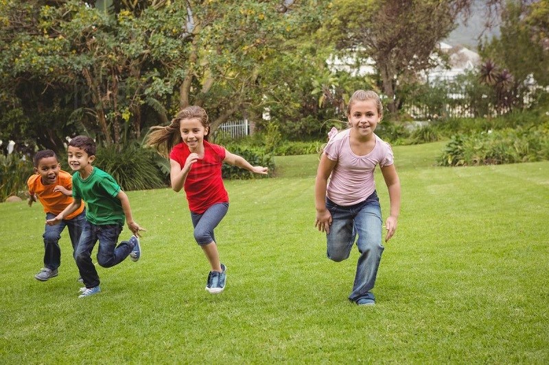 Tạo điều kiện cho trẻ vận động tiêu hao năng lượng nhiều