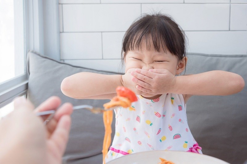 Đừng ép buộc trẻ ăn