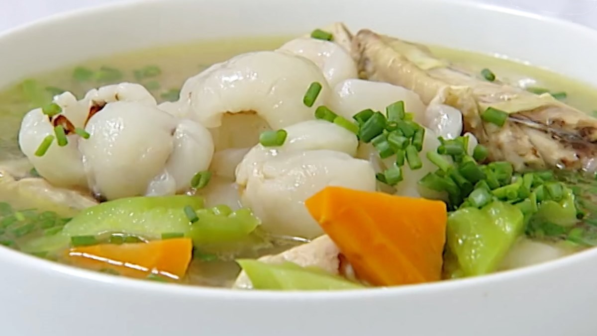 Canh gà nấu vải