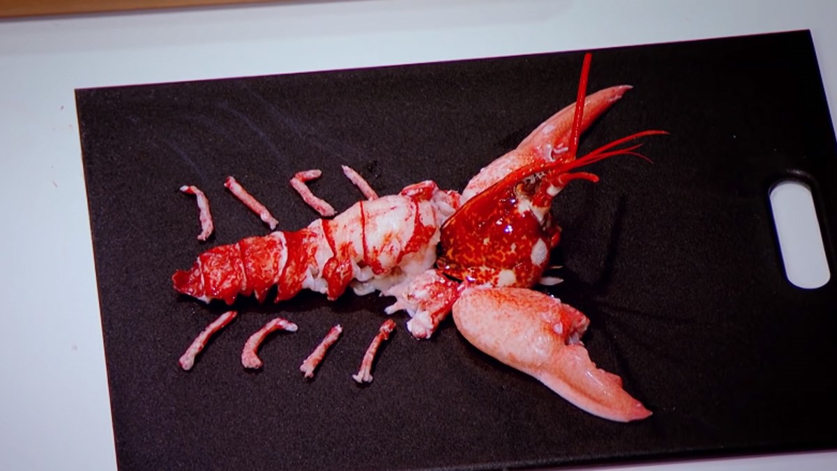 2 cách bóc tôm hùm