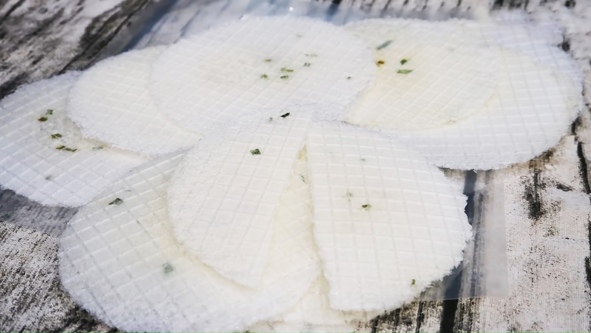 Cách làm bánh tráng giấy mỏng giòn thơm ngon đơn giản để gói xôi