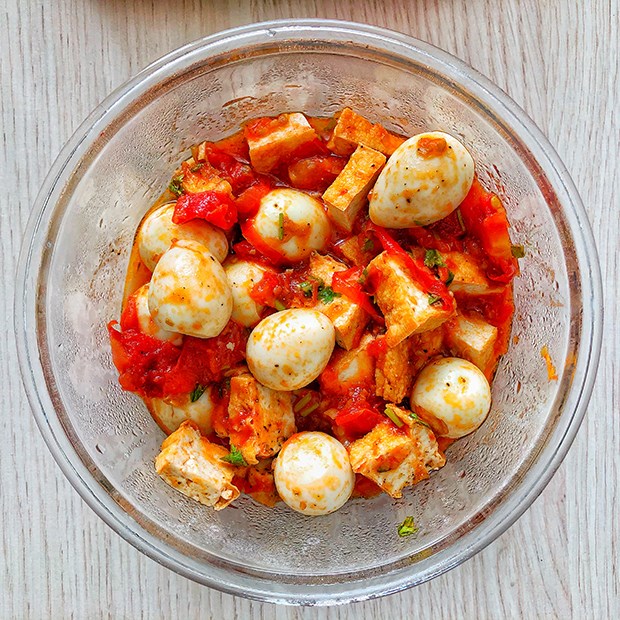 Cách làm đậu hũ trứng cút sốt cà chua ngọt hòa quyện cực hấp dẫn