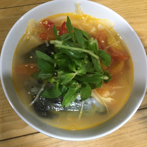 Cách nấu canh chua đầu cá hồi nấu măng chua thanh dịu hấp dẫn