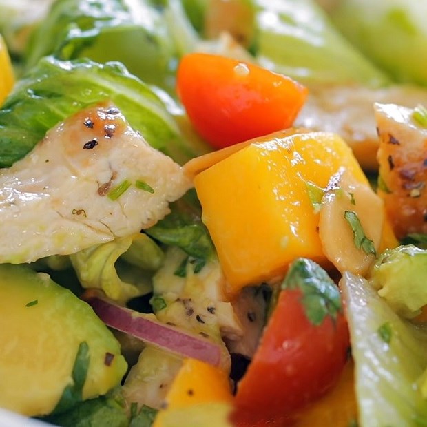 Cách làm salad gà áp chảo trộn bơ xoài giàu dinh dưỡng, tốt cho sức khỏe