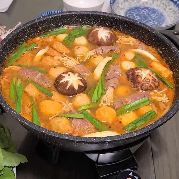 2 cách nấu lẩu bò kim chi chua cay ngon hấp dẫn dễ làm cho bữa tiệc