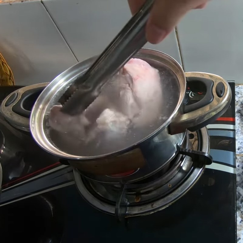 Bước 2 Sơ chế và nấu nước xương heo Cháo trứng cút lộn