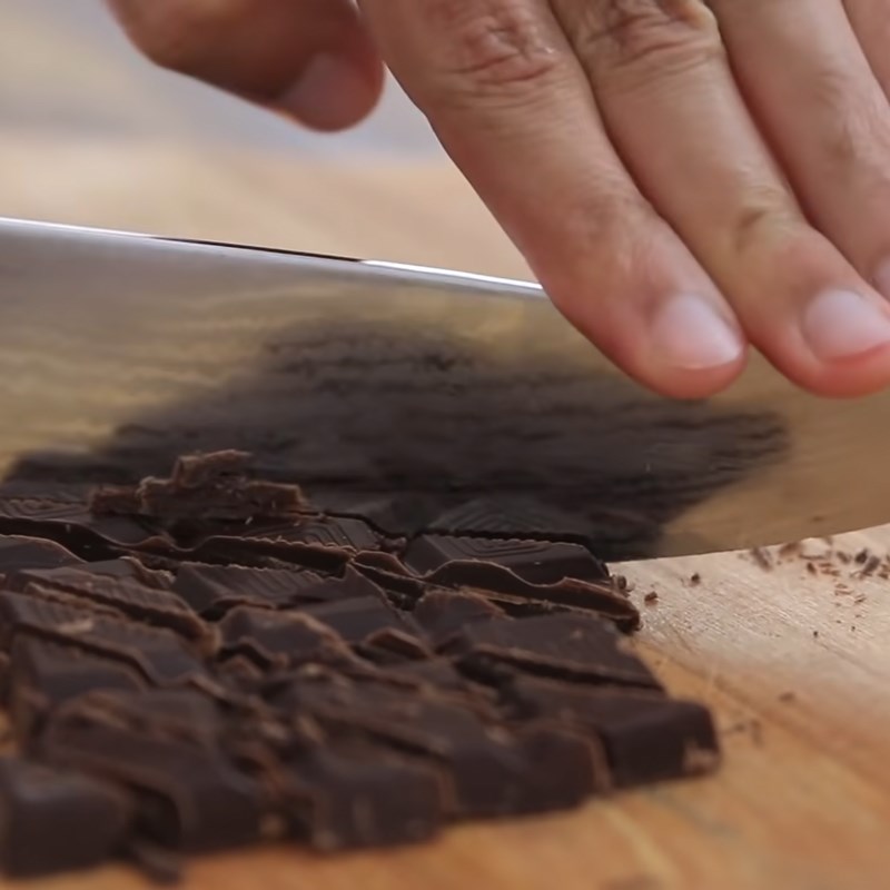 Bước 1 Băm nhỏ socola Socola cacao nóng