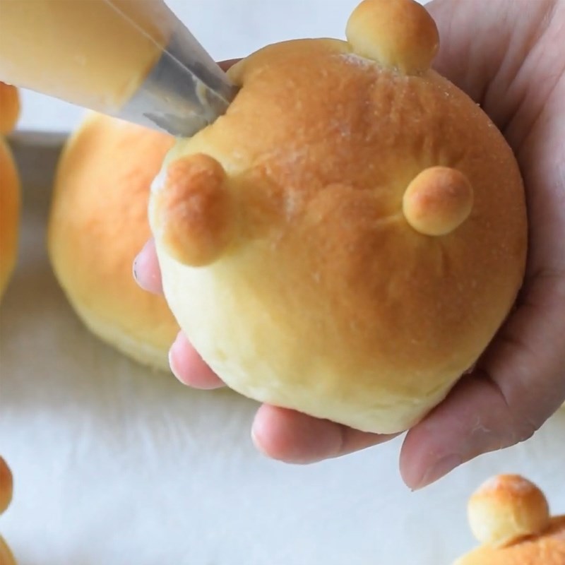 Bước 8 Bơm nhân phô mai Bánh mì bơ sữa nhân phô mai