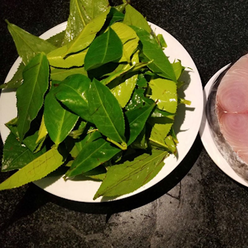 Bước 1 Sơ chế cá thu và các nguyên liệu Cá thu kho trà xanh