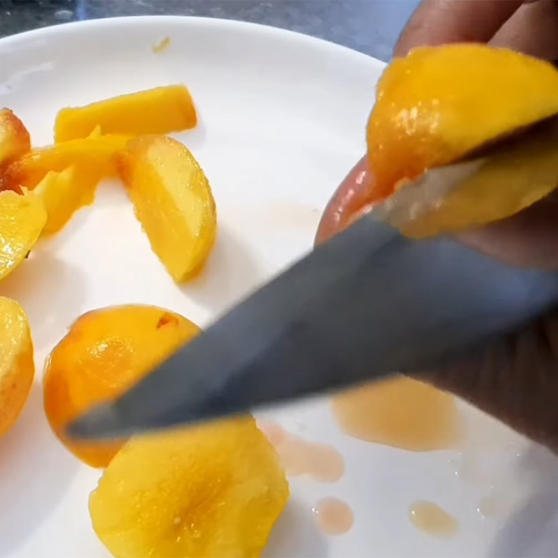 Bước 2 Cắt lấy phần thịt đào Sữa chua đào bịch