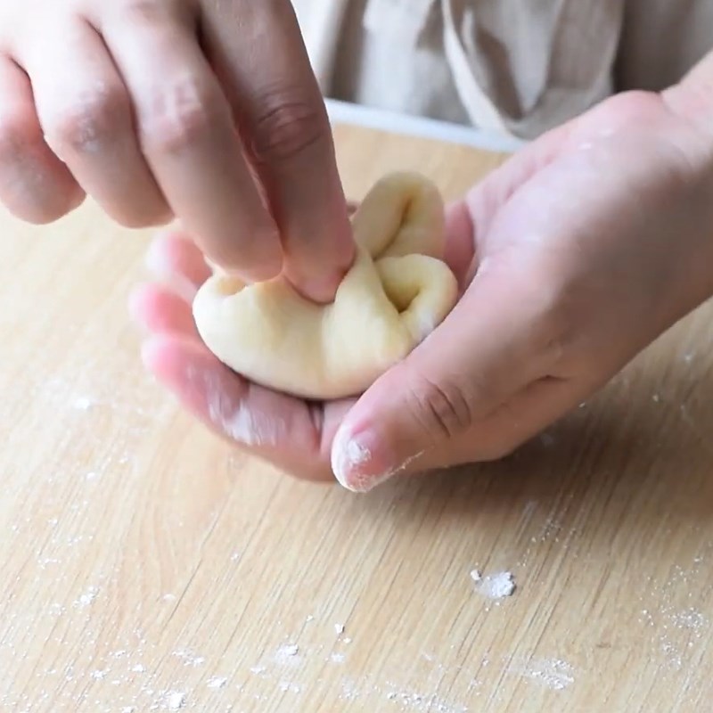 Bước 6 Chia bột và tạo hình bánh mì Bánh mì bơ sữa nhân phô mai