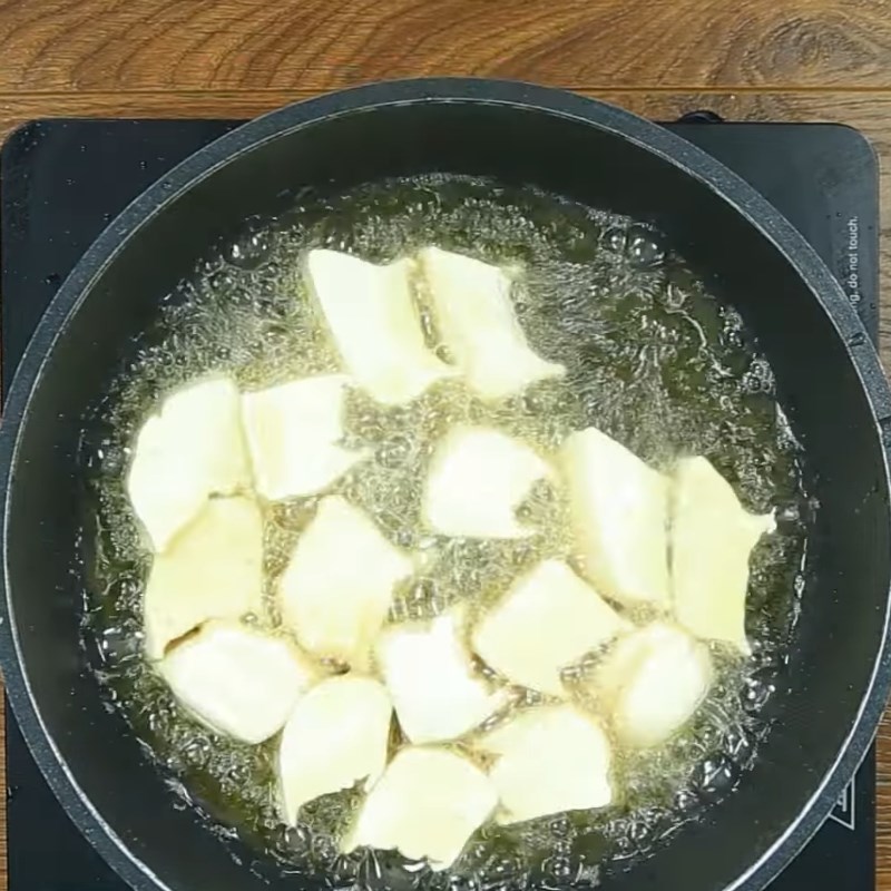 Bước 3 Chiên đậu hũ và trứng Trứng cút chiên kho đậu hũ