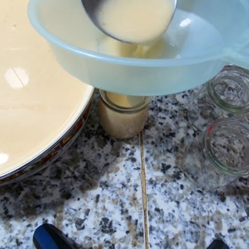 Bước 3 Cho sữa chua ra hũ Sữa chua đào hũ