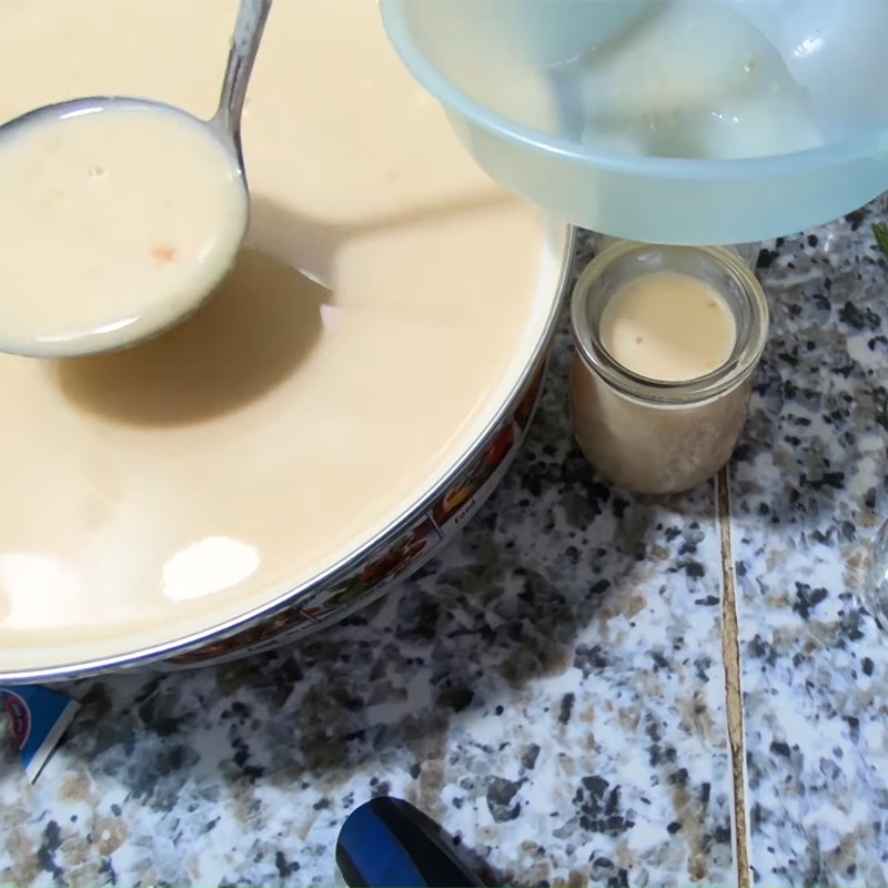 Bước 3 Cho sữa chua ra hũ Sữa chua đào hũ