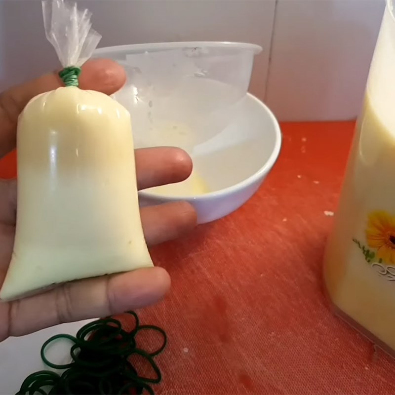 Bước 8 Cho sữa chua vào bịch Sữa chua đào bịch
