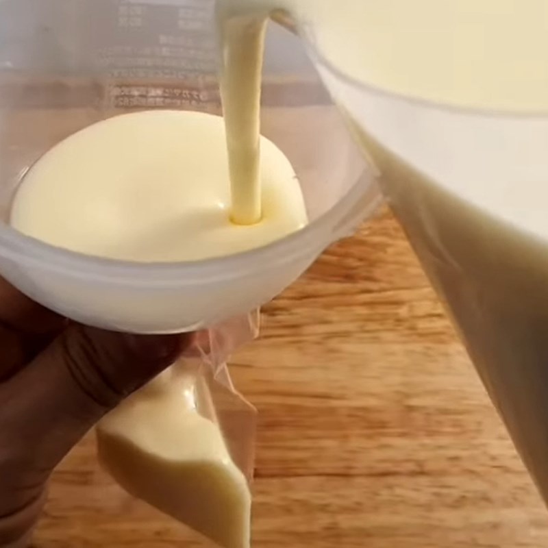 Bước 6 Cho sữa chua vào bịch Sữa chua chanh dây (chanh leo) bịch