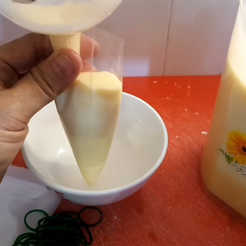 Bước 8 Cho sữa chua vào bịch Sữa chua đào bịch