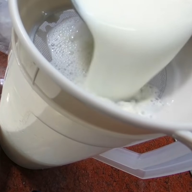 Bước 2 Cho sữa tươi vào và lọc hỗn hợp Sữa chua chanh dây (chanh leo) hũ